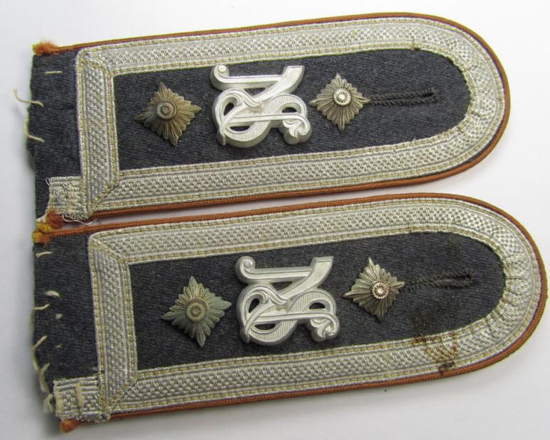 Fully matching, 'cyphered' pair of WH (Luftwaffe) NCO-type shoulderstraps, as piped in the light-brown-coloured branchcolour, as was intended for an: 'Oberfeldwebel der Nachrichten-Trpn. u. Mitglied einer Nachrichtenschule'