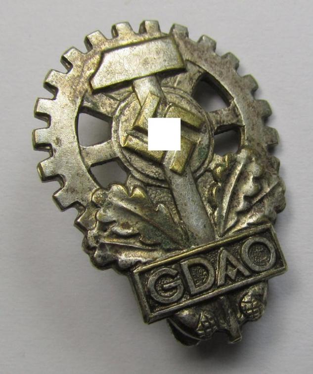 Silver-toned membership lapel-pin (or: 'Mitgliedsabzeichen') aka: 'Mitgliedsabzeichen des Gesamtverbands deutscher Arbeitsopfer (GDAO)' being a nicely maker- (ie. 'Deschler u. Söhne'-) marked, example