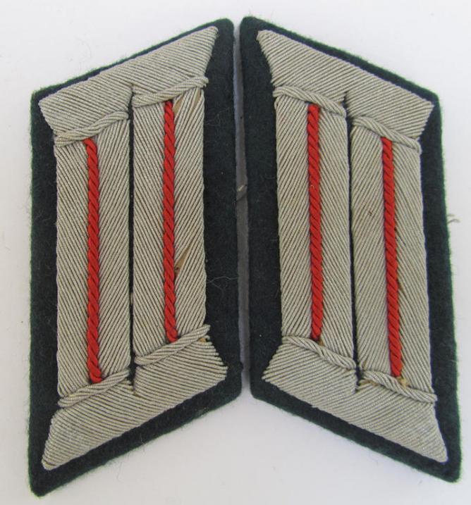 Fully matching pair of WH (Heeres) officers'-type collar-tabs, as was piped in the bright-red-coloured branchcolour as was intended for an: 'Offizier der (Sturm)Artillerie-Truppen'