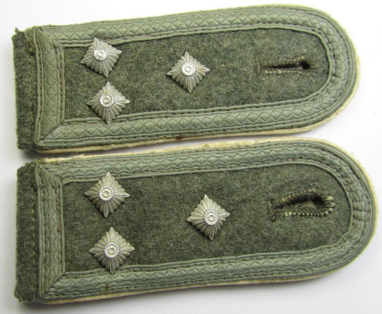 Superb - and fully matching! - pair of WH (Heeres), mid-war-period- (ie. 'M43'-pattern-) NCO-type shoulderstraps as piped in the white-coloured branchcolour as was intended for a: 'Stabsfeldwebel o. Spiess eines Infanterie-Regiments'