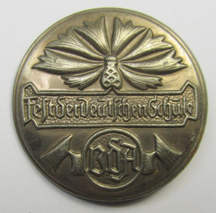 Commemorative, silver-toned VDA- (ie. 'Volksbund f.d. Deutschtum im Ausland'-) related 'tinnie' being a non-maker-marked example depicting a flower-design coupled with the text: 'Fest der Deutschen Schule'