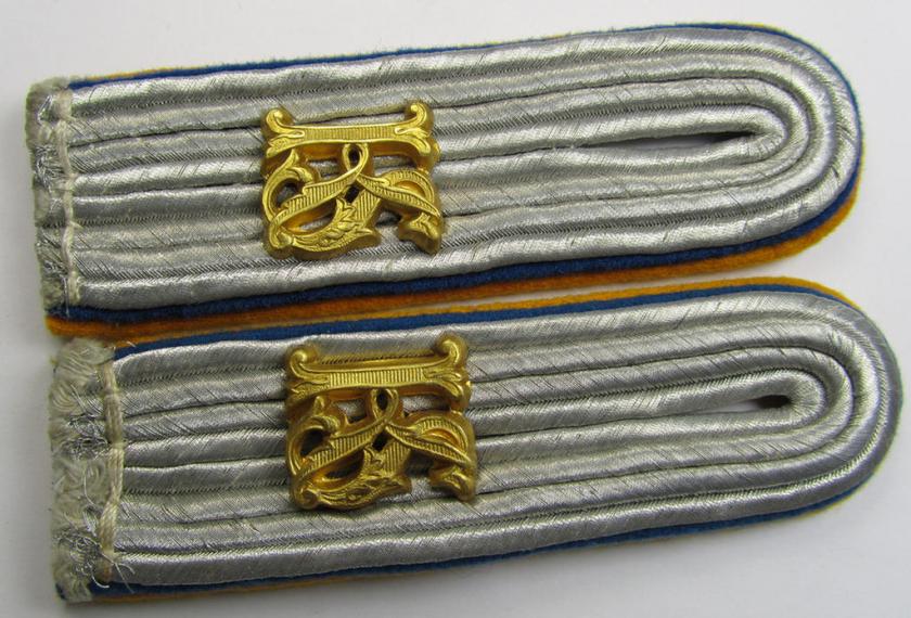 Attractive - and almost matching! - pair of WH (Luftwaffe) 'dual-piped', officers'-type shoulderboards as was intended for usage by a: 'Leutnant der Reserve eines Flieger- o. Fj.-Regiments und Mitglied einer LW-Kriegsschule'