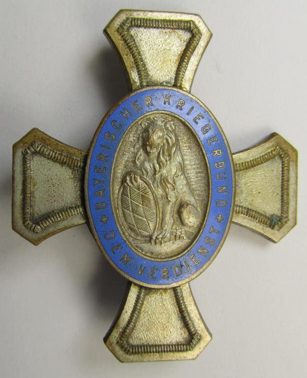 (Post)WWI-period- and neatly enamelled so-called: 'Verdienstkreuz des Bayerischer Kriegerbund' being a nicely preserved example that bears a makers'-desgination on its back that reads: 'Deschler u. Sohn' - München'