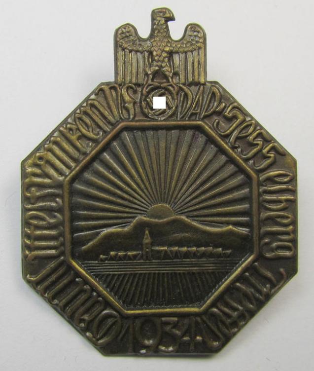 Commemorative - copper-based-, N.S.D.A.P.-related 'tinnie', being a non-maker-marked example depicting a sunrise with above an eagle-sign surrounded by the text: 'Hesselberg Treffen Gau Mittelfranken 1934'