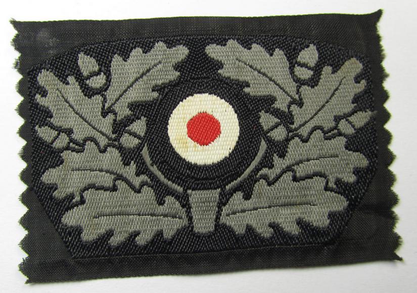 Attractive - and scarcely encountered! - early-war-pattern, WH (Heeres) specific cocarde as executed in bluish-grey-coloured linnen in so-called: 'BeVo'-weave-pattern as was intended for usage on the: 'Pz'-beret (ie. 'Panzerschutzmütze')