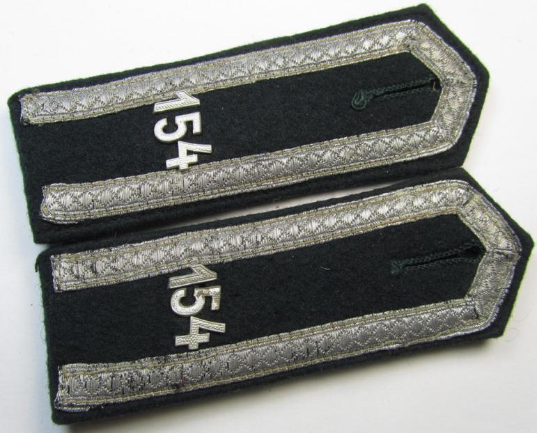 Neat - and fully matching! - pair of WH (Heeres), early-war-period- (ie. 'M36 o. M40'-pattern and 'pointed styled') 'cyphered' NCO-type shoulderstraps as was intended for - and worn by! - an: 'Unteroffizier des Infanterie-Regiments 154'