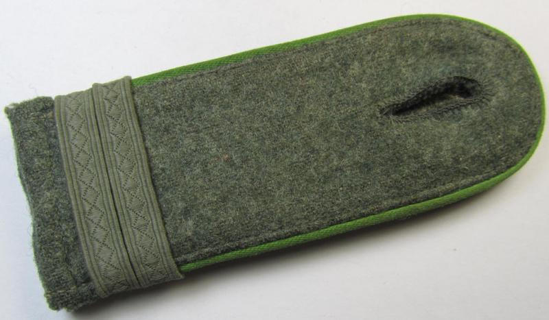 Single - but nevertheless scarcely found! - WH (Heeres) I deem mid-war period- (ie. 'M43'-pattern-) EM-type shoulderstrap as was intended for usage by a: 'Soldat u. Feldwebel-Anwärter der Panzer-Grenadier-Truppen'