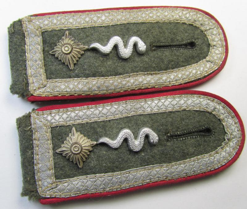Superb - and/or fully matching! - pair of mid-war-period, so-called: 'M43'-pattern WH (Heeres) NCO-type shoulderstraps as piped in the 'karmesinroter'-coloured branchcolour as was intended for a: 'Feldwebel u. Mitglied der Veterinär-Truppen'