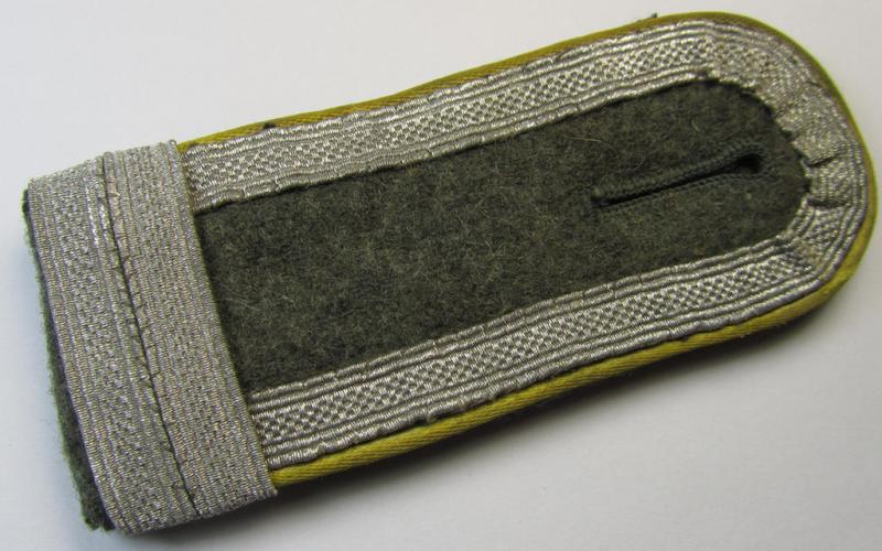 Single - but nevertheless scarcely found! - WH (Heeres) I deem mid-war period- (ie. 'M43'-pattern-) NCO-type shoulderstrap as was intended for usage by an: 'Unteroffizier u. Offiziers-Anwärter der Nachrichten-Truppen'