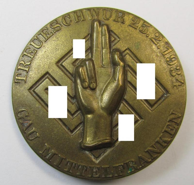 Commemorative - high-quality- and copper-based-, N.S.D.A.P.-related 'tinnie', being a maker- (ie. 'Wächtler u. Lange'-) marked example depicting an oath-taking hand above a swastika surrounded by the text: 'Treueschwur 25-2-34 - Gau Mittelfranken'