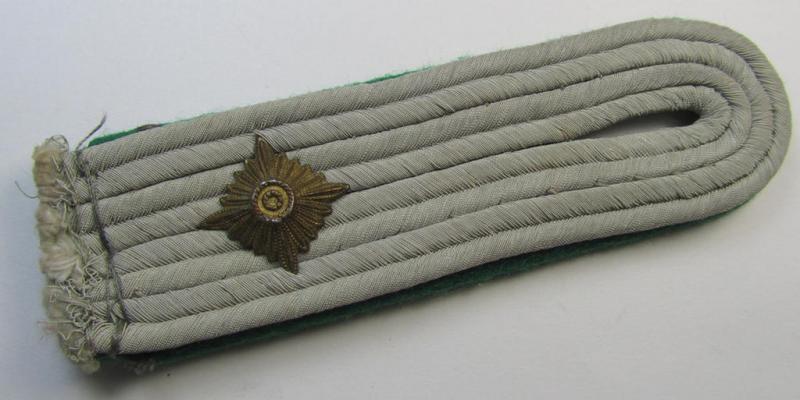 Attractive - albeit regrettably single! - WH (Heeres) 'cyphered' officers'-type shoulderboard as piped in the darker-green- (ie. 'grüner'-) coloured branchcolour as was intended for an: 'Oberleutnant eines Gebirgsjäger-Regiments'