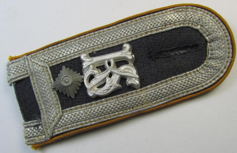 Attractive - albeit regrettably single but nevertheless scarcely seen! - WH (Luftwaffe), 'cyphered', NCO-type shoulderstrap as was intended for a: 'Feldwebel der Flg. o. Fallschirmtruppen u. Mitglied einer Kriegsschule'