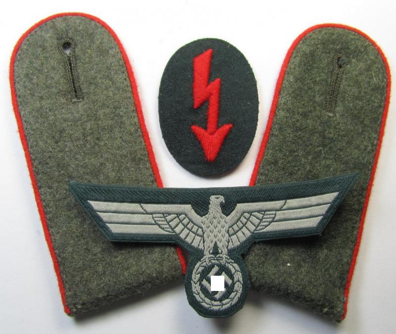 Neat - and matching! - 4-pieced WH (Heeres) insignia-grouping comprising of a pair of 'M43'-pattern EM-shoulderstraps, a: breast-eagle and signal-'Blitz' as was intended for a: 'Soldat eines Artillerie-Abteilungs o. Regiments'