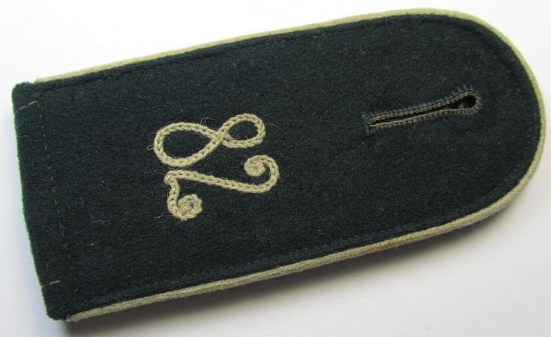 Single - and actually not that often seen! - WH (Heeres) NCO-type (ie. 'M36-/M40'-pattern- and/or: 'rounded styled-') neatly 'cyphered' shoulderstrap as was intended for usage by a: 'Soldat des Infanterie-Regiments 82'
