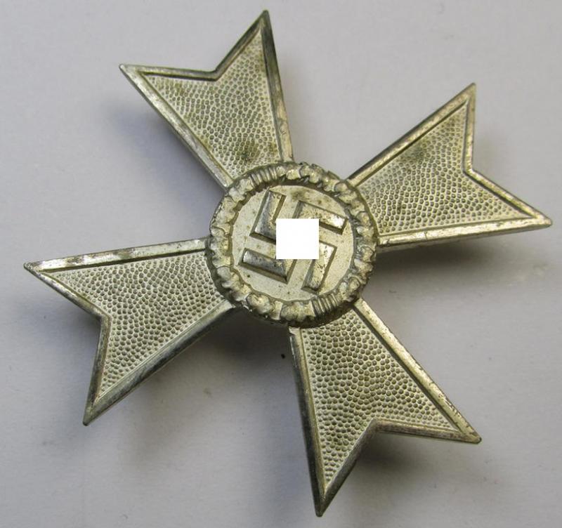 Luxuriously-styled, 'Kriegsverdienstkreuz 1. Klasse ohne Schwertern' being an attractive and maker- (ie. '50'-) marked specimen that is executed in typical, silverish-coloured metal (ie. 'Buntmetall') and that comes in a moderately used condition