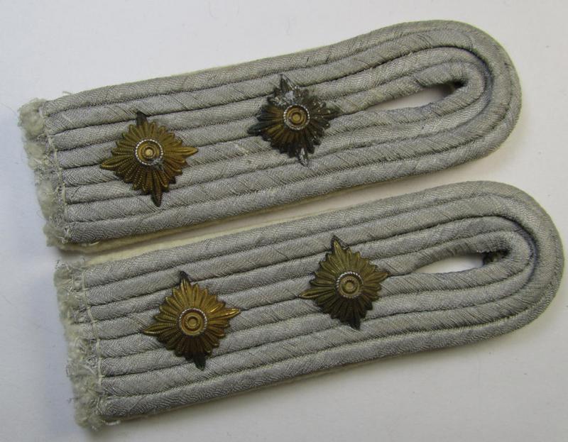 Attractive - and fully matching! - pair of WH (Heeres) officers'-type shoulderboards as piped in the white- (ie. 'weisser'-) coloured branchcolour as was intended for a: 'Hauptmann eines Infanterie-Regiments'