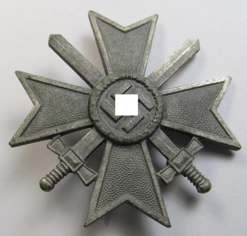 Attractive, 'Kriegsverdienstkreuz 1. Klasse mit Schwertern' (being a clearly maker- ie. '3'- or by: 'Wilhem Deumer'-) marked specimen that is executed in typical silverish-grey-coloured- and/or zinc-based metal (ie. 'Feinzink')