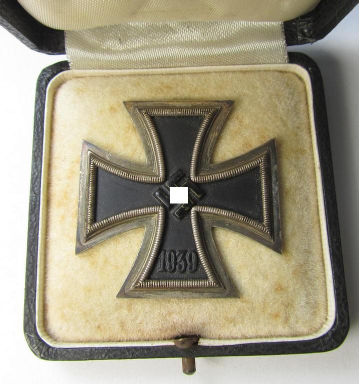 Superb - and early-period! - 'Eisernes Kreuz 1. Klasse' (or: Iron Cross 1st class) being a non-maker-marked example as was presumably produced by the maker: 'B.H. Mayer's Kunstprägeanstalt' and that comes stored in its early-pattern etui