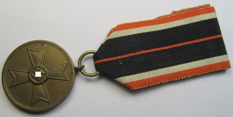 Very unusual - neatly maker- ie. '100'-marked! - 'Kriegsverdienstmedaille 1939' being a nicely preserved and/or: 'Buntmetall'-based specimen that came mounted onto its (orange-red-coloured- and truly long-sized!) ribbon (ie. 'Bandabschnitt')