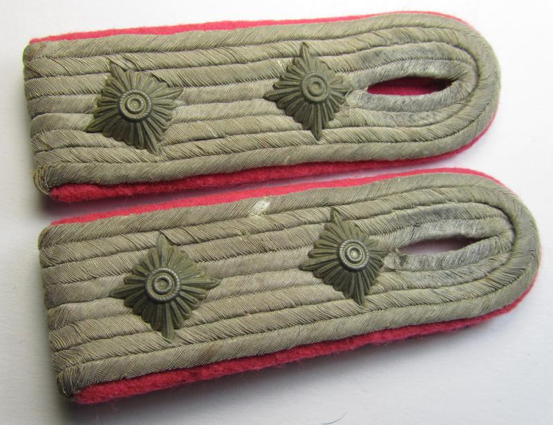 Fully matching - and actually scarcely encountered! - pair of WH (Heeres) officers'-type shoulderboards as piped in the bright-pink branchcolour as intended for - and clearly worn by! - a: 'Hauptmann' who served within a 'Panzer-Rgt. o. Abteilung'