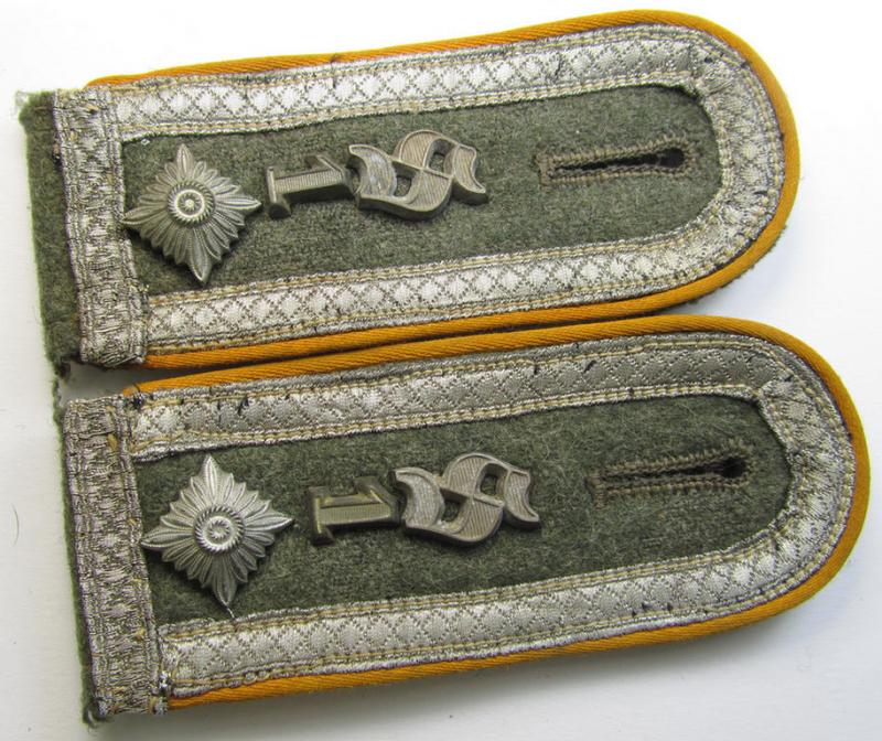 Superb - fully matching and scarcely found! - pair of WH (Heeres) early- (ie. mid-war-) period- (ie. 'M41/M43'-pattern) NCO-type shoulderstraps as was intended for usage by a: 'Feldwebel des Kav.- o. Aufklärungs-Schützen-Regiments 1'