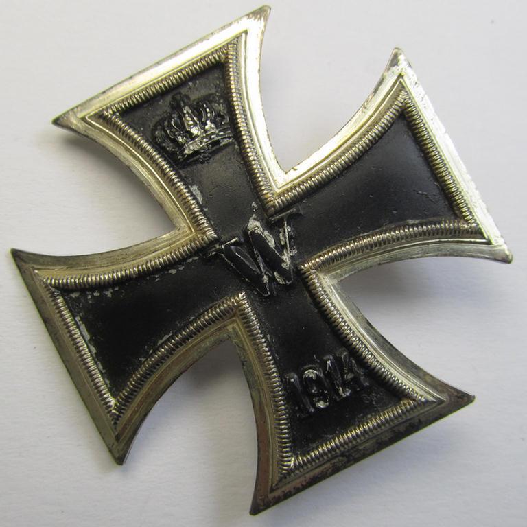 Attractive, WWI-period Iron Cross 1st class (or: 'Eisernes Kreuz 1. Klasse') being a nicely preserved- (albeit non-maker-marked-) example that was produced (in the late thirthies) by the: 'Wilh. Deumer'-company