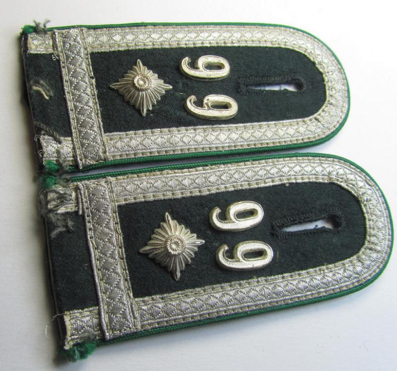Attractive - matching and scarcely seen! - pair of WH (Heeres) NCO-type (ie. 'M36-/M40'-pattern- and 'rounded styled-') 'cyphered' shoulderstraps as was intended for usage by a: 'Feldwebel des Gebirgsjäger-Regiments 99'