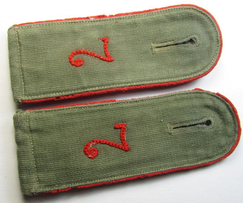 Rarely seen - and fully matching! - pair of very early-period- (ie. 'Reichswehr'-era), WH (Heeres) 'cyphered', EM-type shoulderstraps, as executed in neat 'rib-cord'-like linnen as was intended for a: 'Soldat des 7. (Bayer.) Artillerie-Regiments'