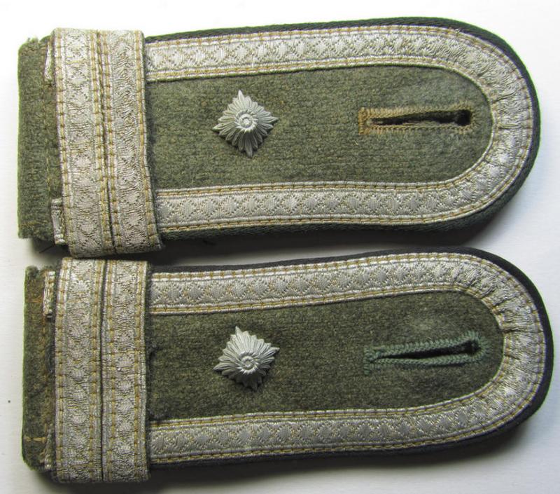 Fully matching - and scarcely seen! - pair of WH (Heeres) NCO-type (ie. 'M40-/M43'-pattern) 'cyphered' shoulderstraps as was intended for usage by a: 'Feldwebel u. Offiziers-Anwärter eines Pionier-Bataillons o. Regiments'