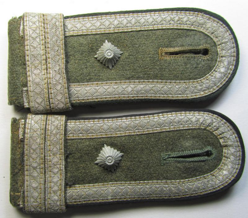 Fully matching - and scarcely seen! - pair of WH (Heeres) NCO-type (ie. 'M40-/M43'-pattern) shoulderstraps as was intended for usage by a: 'Feldwebel u. Offiziers-Anwärter eines Pionier-Bataillons o. Regiments'