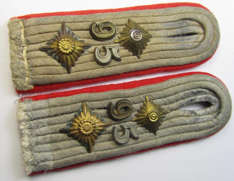 Attractive - and fully matching! - pair of WH (Heeres) neatly 'cyphered', officers'-type shoulderboards as piped in the bright-red-coloured branchcolour as was intended for usage by a: 'Hauptmann des Gebirgs-Artillerie-Regiments 95'