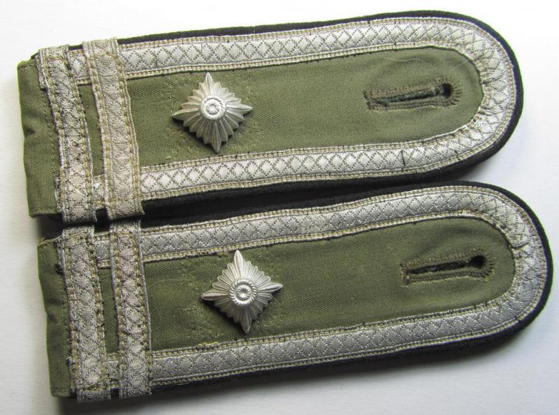 Superb, pair of WH (Heeres) NCO-type (ie. 'M36-/M40'-pattern-) 'cyphered', 'summer-type'-shoulderstraps (being of the model for usage onto the 'Windjacke') as was intended for a: 'Feldwebel u. Offz.-Anwärter eines Gebirgs-Pionier-Bataillons'