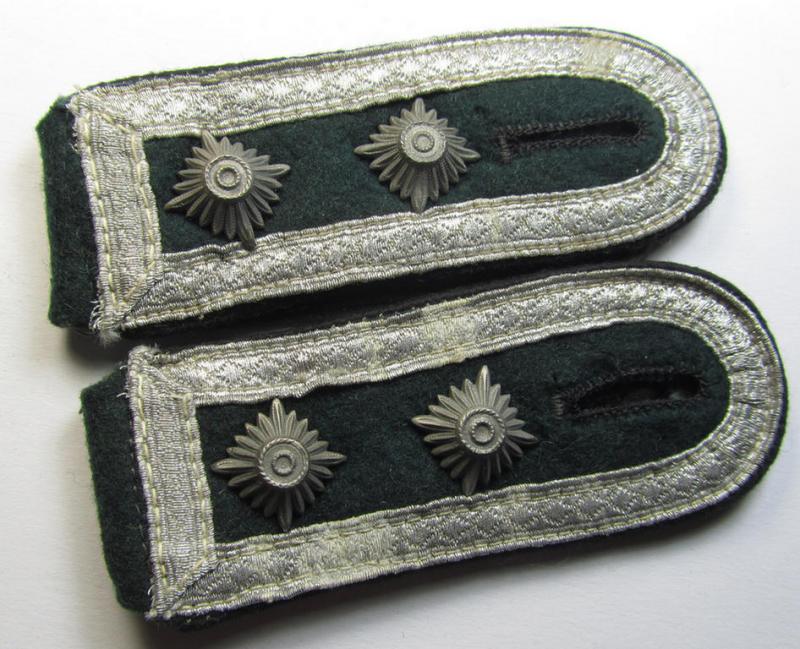 Attractive - and fully matching! - pair of WH (Heeres) NCO-type (ie. 'M36-/M40'-pattern- and 'rounded styled-') shoulderstraps as was intended for usage by an: 'Oberfeldwebel eines Gebirgs-Pionier-Bataillons'