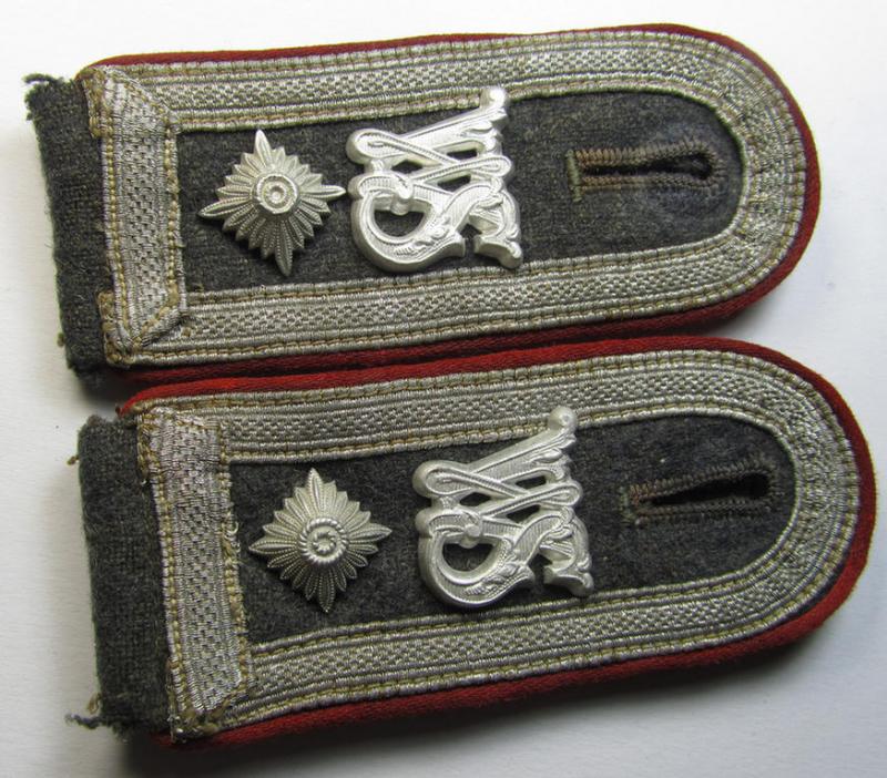 Attractive - fully matching and truly scarcely seen! - pair of neatly 'cyphered', WH (Luftwaffe) NCO-type shoulderstraps as was specifically intended for a: 'Feldwebel einer Luftwaffen-Waffenschule'
