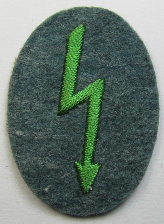 Police- (ie. 'Schutzpolizei'-) related, neatly hand-embroidered, trade- ie. special-career patch (ie. 'Laufbahn- o. Tätigkeitsabzeichen') depicting a bright-green-coloured signal-blitz as was specifically intended for a signals'-staff-member