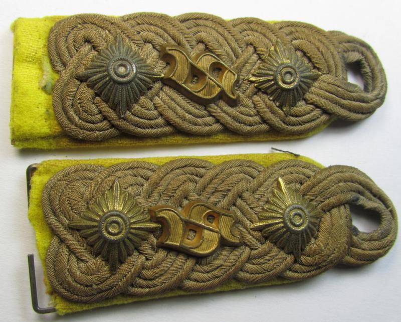 Attractive - and fully matching! - pair of 'high-ranked', WH (Heeres) cyphered officers'-pattern shoulderstraps piped in bright-yellow as was intended for an: 'Oberst eines Nachrichten-Schützen-Regiments'