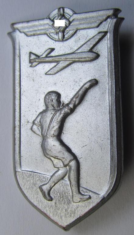 Commemorative - and with certainty scarcely seen! - so-called: 'D.L.V.'- (ie. 'Deutsches Luftsport Verbandes'-) related 'tinnie' depicting the typical: D.L.V.'-logo and detailed illustration of a youngster launching a model glider-plane