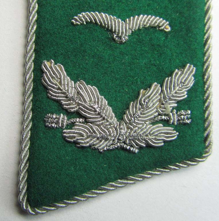 Superb - fully matching and with certainty rarely found! - pair of bright-green-coloured- (and/or: silver-piped) WH (Luftwaffe) officers'-type collar-patches (ie. 'Kragenspiegel für Offiziere') as was intended for a: 'Leutnant der LW-Felddivisionen'