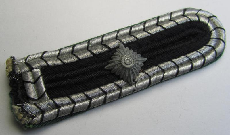 Neat - albeit tunic-removed and regrettably single - example of so-called: 'SS/SD'-related NCO-pattern shoulderboard (ie.: 'Schulterstück für Unterführer im SD o. Sicherheitsdienst') as used by an SD-official with the rank of: 'SS-Oberscharführer'