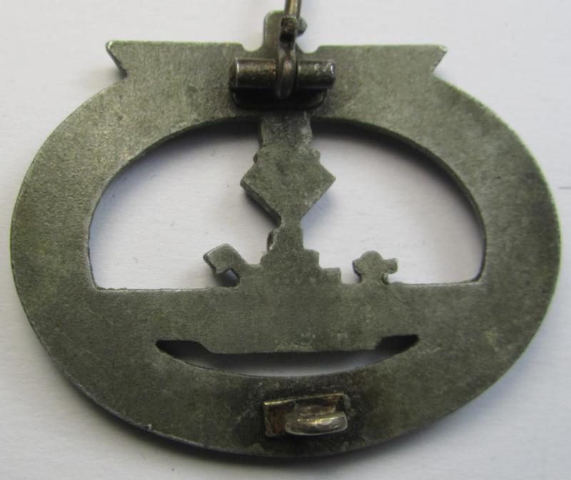 Later-war-period, WH (KM) typical zinc- (ie. 'Feinzink'-) based, so-called: 'U-Bootkriegsabzeichen' (or: U-boat war-badge) being a non-maker-marked example as was - I deem - produced by the: 'Funcke & Brünninghaus'-company