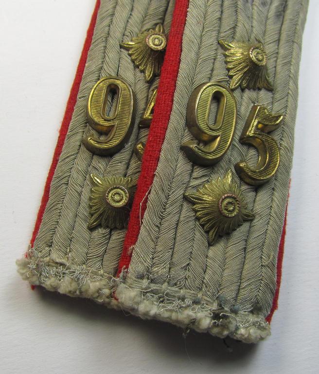 Attractive - and fully matching! - pair of WH (Heeres) neatly 'cyphered', officers'-type shoulderboards as piped in the bright-red-coloured branchcolour as was intended for usage by a: 'Hauptmann des Gebirgs-Artillerie-Regiments 95'
