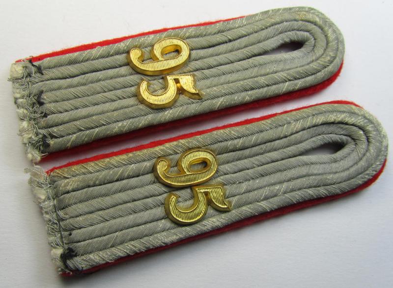 Attractive - and fully matching! - pair of WH (Heeres) neatly 'cyphered', officers'-type shoulderboards as piped in the bright-red-coloured branchcolour as was intended for usage by a: 'Leutnant des Gebirgs-Artillerie-Regiments 95'