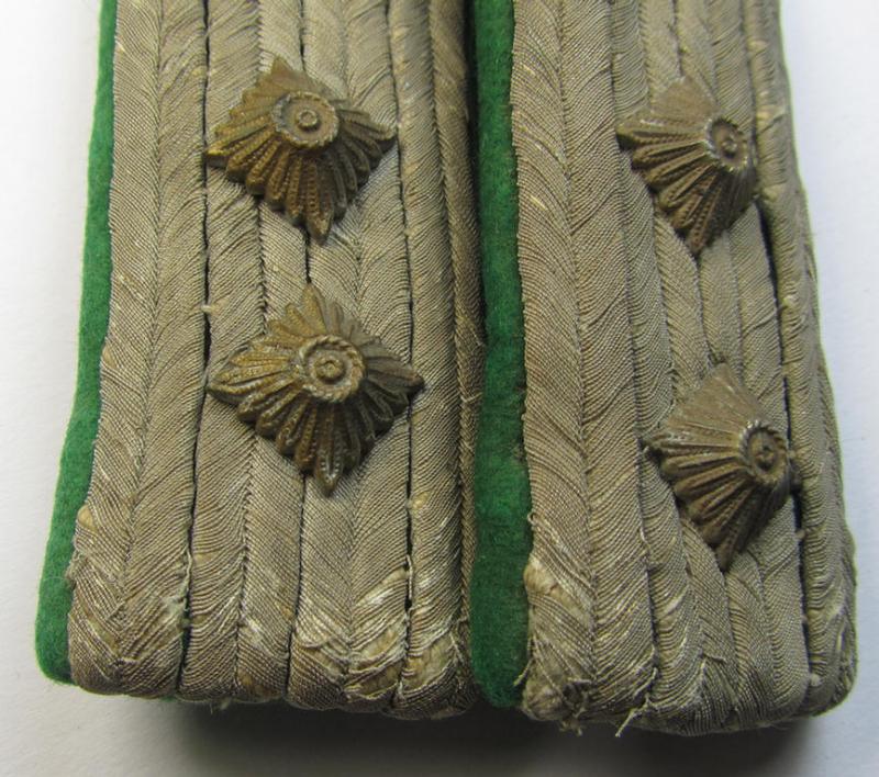 Attractive - and fully matching! - pair of WH (Heeres) officers'-type shoulderboards as piped in the darker-green-coloured branchcolour as was intended for usage by a: 'Hauptmann eines Gebirgsjäger Regiments'