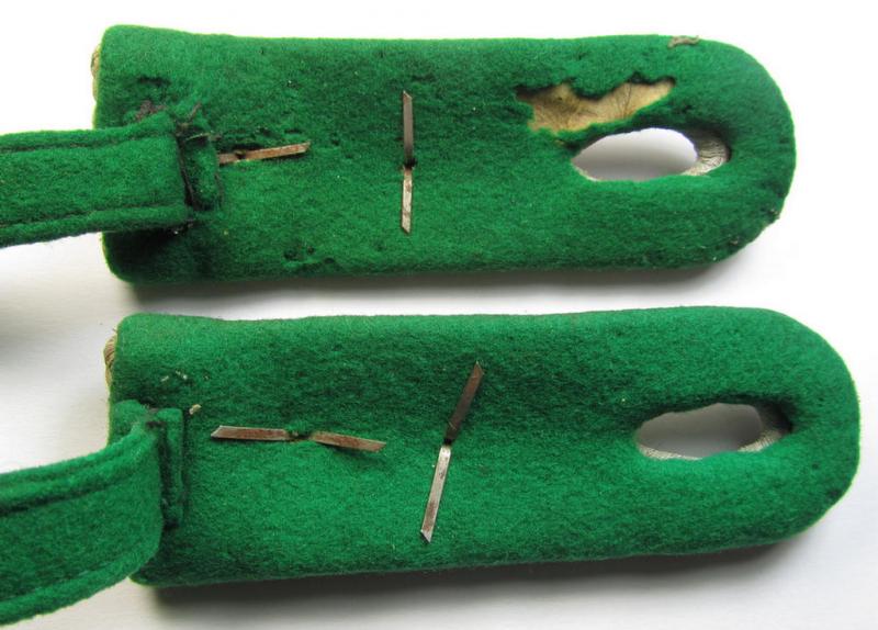 Attractive - and fully matching! - pair of WH (Heeres) officers'-type shoulderboards as piped in the darker-green-coloured branchcolour as was intended for usage by a: 'Hauptmann eines Gebirgsjäger Regiments'