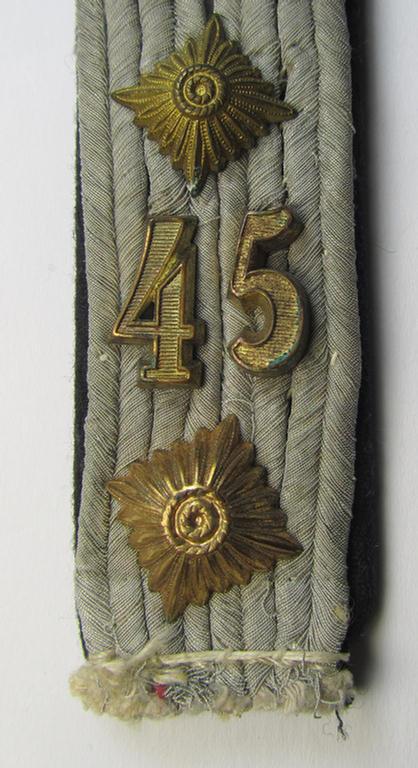 Attractive - albeit regrettably single - WH (Heeres) 'cyphered' officers'-type shoulderboard as piped in the black- (ie. 'schwarzer'-) coloured branchcolour as was intended for a: 'Hauptmann des Pionier-Bataillons 45'