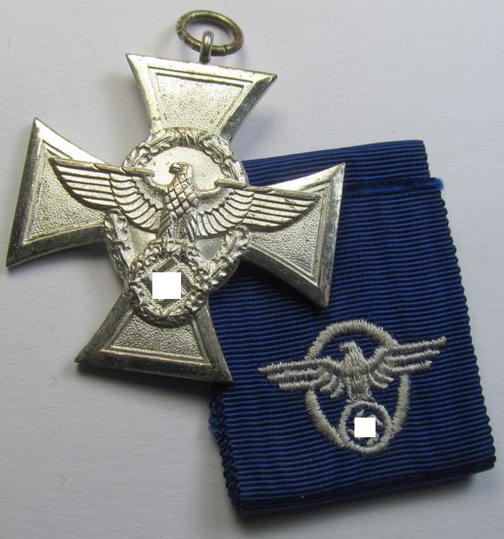 Attractive, silver-class 'Polizei-Dienstauszeichnung 2. Stufe' (or: police loyal-service medal second-class) being a non-maker-marked example that comes together with its accompanying (long-sized!) ribbon (ie. 'Bandabschnitt')