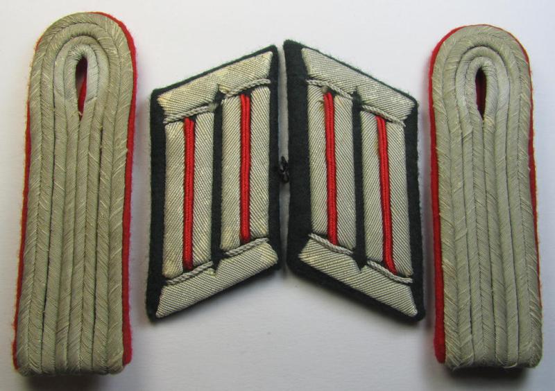 Attractive - and fully matching! - 4-pieced insignia-grouping comprising of a pair of WH (Heeres), officers'-type shoulderboards and hand-embroidred collar-tabs as was intended for usage by a: 'Leutnant eines (Sturm)Art.-Rgts.'