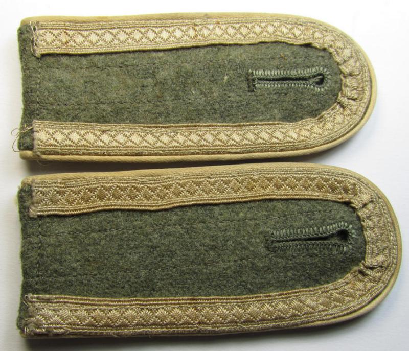 Superb - and fully matching! - pair of later-war-period, so-called: 'M44'-pattern, simplified WH (Heeres) NCO-type shoulderstraps as piped in the white-coloured branchcolour as was intended for usage by an: 'Unteroffizier der Infanterie-Truppen'