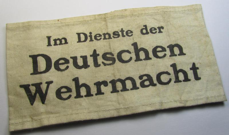Attractive - and hardly used! - beige-white-coloured- and WH (Heeres) related armband (ie. 'Armbinde') being of the 'entirely printed'-type showing the text: 'Im Dienst der Deutschen Wehrmacht'