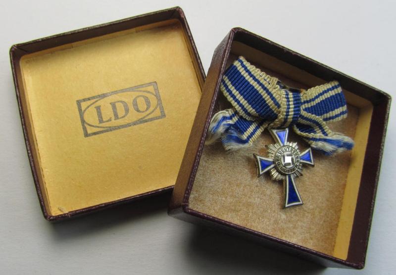 Miniature of an: 'Ehrenkreuz der deutschen Mutter - zweite Stufe' (or: mothers'-cross in silver) being a neatly maker- (ie. 'L/11'-) marked example that comes stored in its period, generic-styled so-called: 2-pieced- & 'LDO'-marked box (ie. etui)